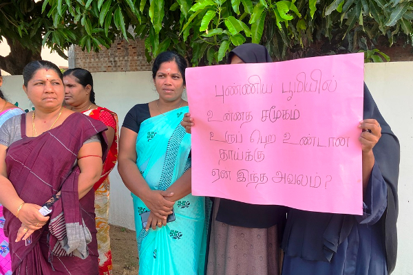 மட்டக்களப்பின் பிரபல பாடசாலையின் அதிபர்-ஆசிரியர்கள் பணி பகிஷ்கரிப்பு (Photos) | Principals Teachers Popular School Strike