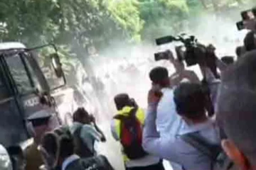 සිසුන්ට ජල ප්‍රහාර..! (VIDEO)