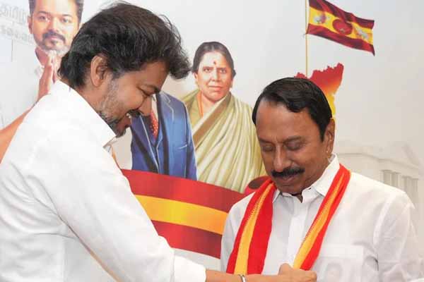 அவர் பேசினால் உங்கள் கதை முடிந்துவிடும்! அதிமுக வை எச்சரித்த செங்கோட்டையன் | Delhi Is Afraid Of Vijay Sengottaiyan