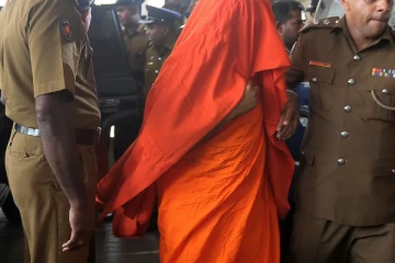 சகோதரியுடன் தகாத உறவு; பொலிஸ் உத்தியோகத்தரை கத்தியால் குத்திய தேரர்