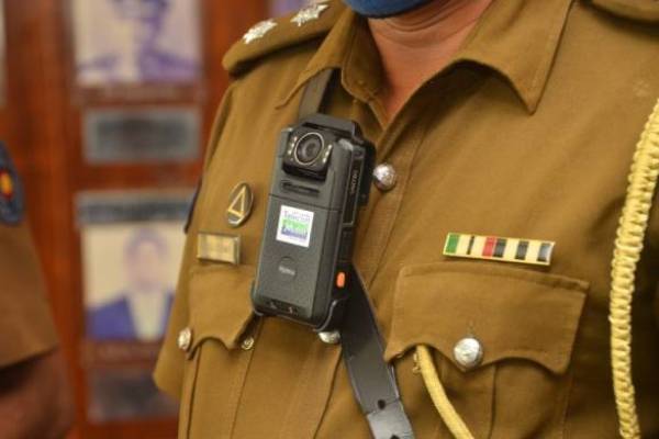 யாழில் நீதிமன்றம் செல்லும் வழியில் காவல்துறையினருக்கு அதிர்ச்சி கொடுத்த கைதி | Suspect Escapes Police Custody In Sunnagam