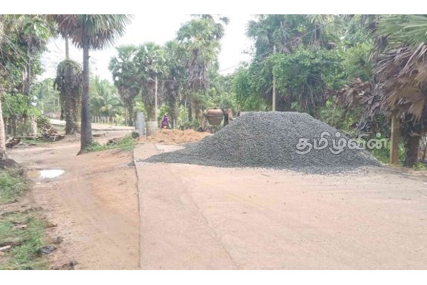 முடிக்கப்படாத முள்ளியவளை - வற்றாப்பளை வீதி புனரமைப்பு பணிகள்: மக்கள் விசனம் (Photos) | Mulliyawela Variappalai Road Reconstruction Works