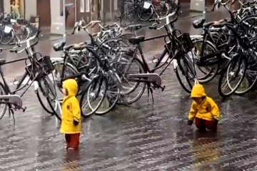 கொட்டும் மழையில் நடுரோட்டில் படுத்த சிறுவன்.. அதிர்ந்து போன இணையவாசிகள்