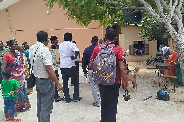 யாழ். ஊடகவியலாளர்களை செய்தி சேகரிக்க தடுத்த அதிபர் மற்றும் ஆசிரியர்கள் | Teachers Hiding Students Memorable Evens Fear Gove