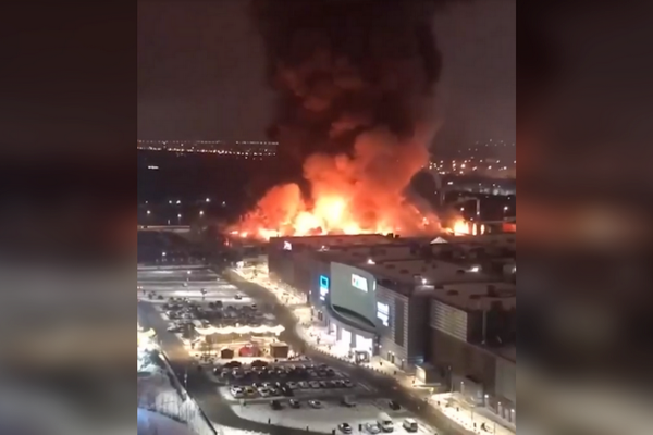 ரஷ்யாவிலுள்ள வணிக வளாகமொன்றில் பயங்கர தீ விபத்து! | A Terrible Fire In A Shopping Mall In Russia