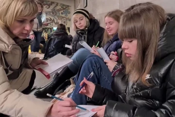 வான்வழி தாக்குதலுக்கு விடுக்கப்பட்டுள்ள எச்சரிக்கை! அமைதியாக சுரங்க ரயில் நிலையங்களில் கல்விகற்ற மாணவர்கள்