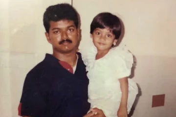 நடிகர் விஜய் தூக்கி வைத்திருக்கும் இந்த குழந்தை யார் தெரியுமா.. இவர் ஒரு முன்னணி நடிகை