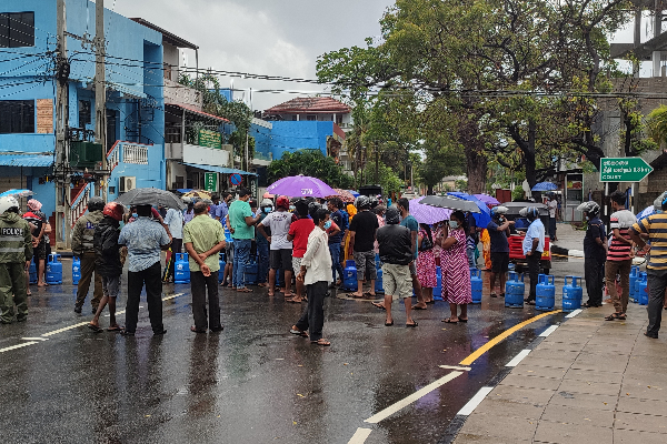 திருகோணமலையில் எரிவாயு வழங்குமாறு கோரி பொதுமக்கள் ஆர்ப்பாட்டம்(Photos) | Public Protest In Trincomalee Demanding Gas Supply