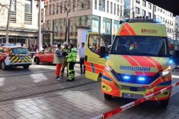 ஜெர்மனியில் பொதுமக்கள் மீது மகிழுந்து ஒன்று மோதியதில் இருவர் பலி