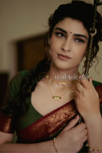 சேலையில் இறங்கிய குஷ்பூ மகள்