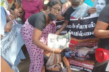 வவுனியா மாவட்ட செயலகத்திற்கு முன் பதற்ற நிலை : பொலிஸார் குவிப்பு! (Photos)