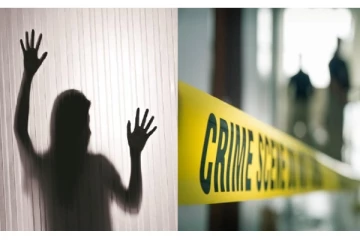 மகளிடம் தவறாக நடந்த கணவன் - சுத்தியால் தலையில் ஓங்கி அடித்து கொலை செய்த மனைவி - அதிர்ச்சி சம்பவம்