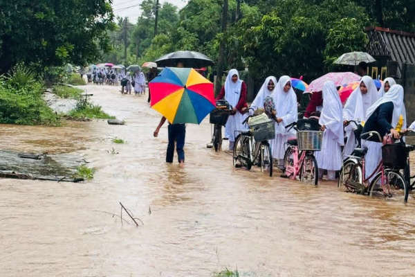 முற்றாக வெள்ளத்தில் மூழ்கிய அம்பாறையின் பிரதான வீதிகள் | Main Streets Of Ampara Flooded