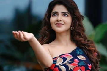 ட்ரெண்டி மாடர்ன் உடையில் கலக்கும் நடிகை ஐஸ்வர்யா மேனன்.. லேட்டஸ்ட்!