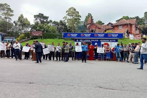 நுவரெலியா தபால் நிலையம் முன்பாக ஒன்றிணைந்த தொழிற்சங்க கூட்டமைப்பினர் போராட்டம்(படங்கள்) | Nuwereliya Post Office Employees Protest