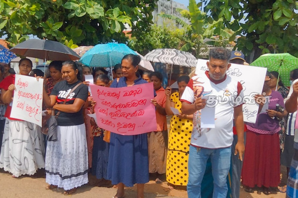 திருகோணமலையில் இடம்பெற்ற ஆர்ப்பாட்டம்(Photos) | Protest In Front Of Trincomalee School