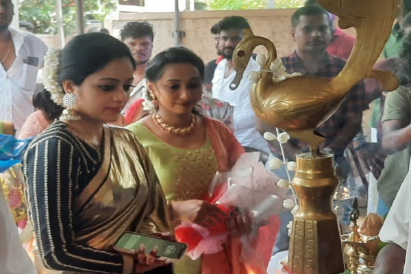 யாழ்ப்பாணத்திற்கு வந்த பிக்பாஸ் நடிகை; குஷியில் ரசிகர்கள்! | Big Boss Actress Who Came Jaffna Fans In Khushi