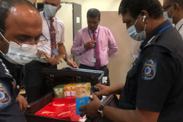 துபாயிலிருந்து 2 கிலோ தங்கத்தை நாட்டுக்குள் கடத்த முயற்சி! | Attempt To Smuggle 2 Kg Of Gold Dubai Country