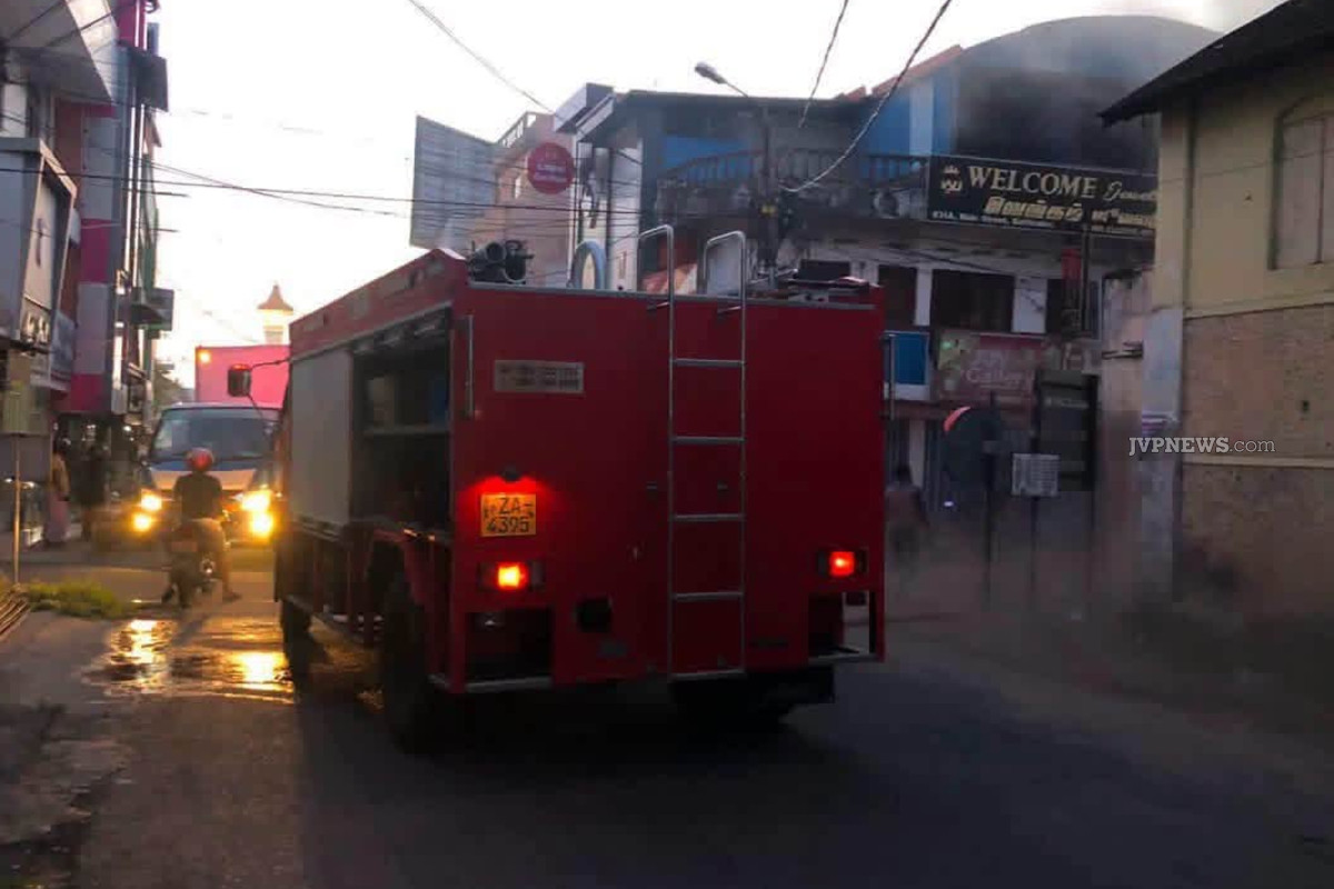 மட்டக்களப்பு நகரில் பாரிய தீ பரவல்; பெரும் சேதம் | Massive Fire In Batticaloa Town Extensive Damage மட்டக்களப்பு நகரில் பாரிய தீ பரவல்; பெரும் சேதம் | Massive Fire In Batticaloa Town Extensive Damage