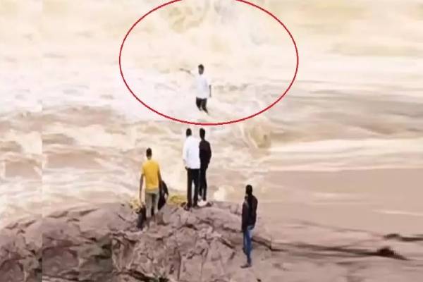 Viral video: ரீல்ஸ் எடுக்க சென்ற யூடியூபருக்கு நேர்ந்த கதி.. அருவியில் அடித்து செல்லப்படும் காட்சிகள் | Youtuber Washed Away Flood While Filming In Odisha
