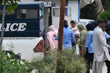 பாகிஸ்தானில் இம்ரான்கான் கட்சி அலுவலகங்களில் பொலிஸார் திடீர் சோதனை : பெண் உறுப்பினர்கள் கைது