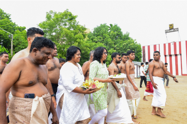 வரலாற்று பிரசித்தி பெற்ற நல்லூர் கந்தன் ஆலயத்தில் பிரதமர் ஹரிணி அமரசூரிய வழிபாடு | Harini Amarasooriya Worships At Nallur Kandaswamy