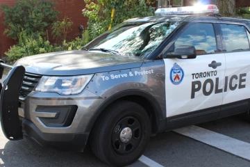 ரொறன்ரோவில் பட்டாகத்தியுடன் சிறுவனை சூழ்த்து தாக்கிய கும்பல்