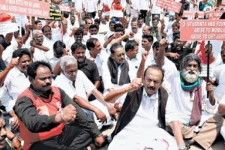 யாழ்.பல்கலை மாணவர்களுக்கு ஆதரவாக தமிழ் நாட்டில் முற்றுகை போராட்டம்! வைகோ உள்ளிட்ட நூற்றுக்கணக்கானோர் கைது