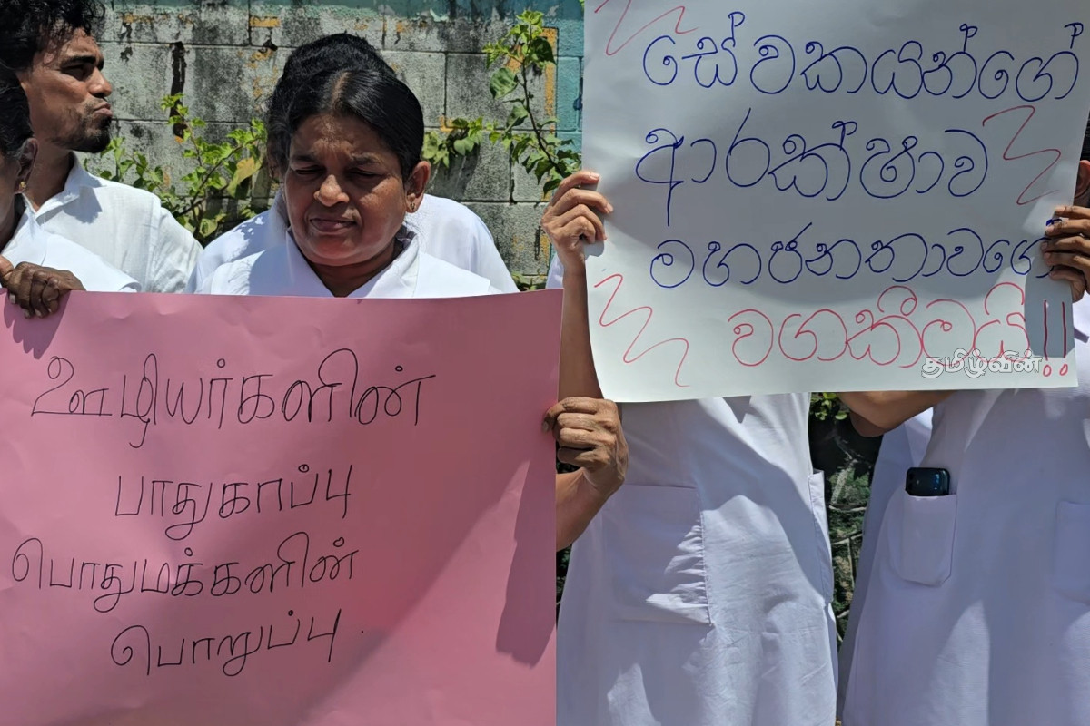 அரச வைத்தியசாலையில் பறிப்போன தாயின் உயிர் - ஊழியரை தாக்கி சடலத்தை கொண்டு செல்ல முயன்ற மகன் | Hospital Management And Staff Protest In Kinniya அரச வைத்தியசாலையில் பறிப்போன தாயின் உயிர் - ஊழியரை தாக்கி சடலத்தை கொண்டு செல்ல முயன்ற மகன் | Hospital Management And Staff Protest In Kinniya