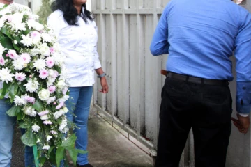 கெஹெலிய வீட்டின் முன் மலர்வளையம்; நீதிமன்றம் பிறப்பித்த உத்தரவு