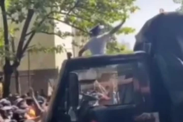 පොලිස් නිලධාරියෙකු නිල ඇඳුම ගලවා ඉවත්කර අරගලයට එක් වෙයි සංවේදී වීඩියෝව.. (VIDEO)