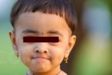 සියල්ලන් පුදුම කරමින් අතුරුදන් වූ දැරිය වසර 3කට පසු පඩිපෙලක් යටින් මතුවෙයි - නිවසේ හිමිකාරිය කියූ පුදුම හිතෙන කථාව මෙන්න (VIDEO)