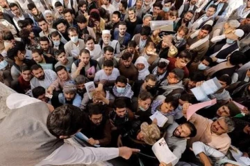 நாட்டை விட்டு வெளியேற மீண்டும் ஆப்கானியர்கள்  காபூலில் குவிந்ததால் பரபரப்பு! வெளியான புகைப்படங்கள்