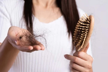 கொத்து கொத்தாக முடி உதிர்கின்றதா? ஒரே நாளில் அடர்த்தியாக மாற்றும் எண்ணெய்