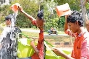 என்னா வெயிலு; குளித்துக்கொண்டே பைக்கில் சுற்றும் இளைஞர்கள் - வைரல் வீடியோ