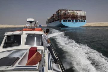 செங்கடலில் நின்று கொண்டிருந்த கப்பலில் பயங்கர தீ விபத்து