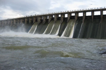 நாட்டில்   கடும் மழை; மூன்று நீர்த்தேக்கங்களின் வான்கதவுகள் திறப்பு