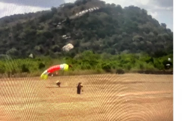 පැරෂුට් අනතුරකින් දෙදෙනෙකු රෝහලට..