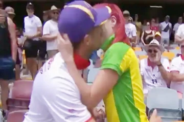 ஆஷஸ் கிரிக்கெட் தொடரில் கிரவுண்டில் காதலிக்கு ப்ரோபோஸ் செய்த காதலன் - ‘லிப் டூ லிப்’ அடித்த காதலி