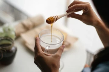 பாலுடன் தேன் கலந்து சாப்பிடுவதால் இத்தனை நன்மைகளா !! அவசியம் தெரிந்து கொள்ளுங்கள்