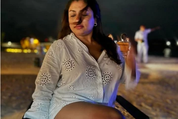 45 வயதில் இப்படியா.. கடற்கரையில் கிளாமர் போட்டோஷூட்