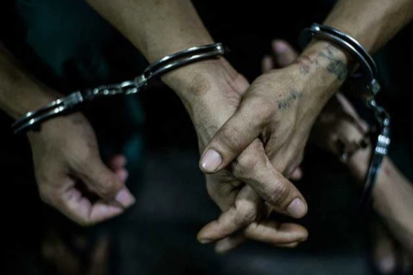தனியார் காணி ஒன்றில் புதையல் தோண்டிய மூவர் கைது | Three Arrested Digging Treasure On Private Land