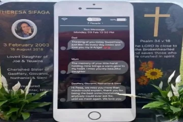 இறந்த சிறுமிக்காக ஐபோன் உருவத்திலான கல்லறைக்கல்!