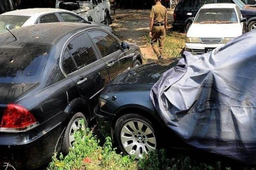 இலங்கையில் தேங்கிக்கிடக்கும் 5530 அரச வாகனங்கள்!