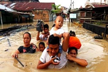 வரலாறு காணாத கனமழை: நிலச்சரிவில் சிக்கி சுமார் 90 பேர் உயிருடன் புதைந்து பலி!