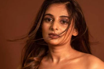 23 வயதான நடிகை எஸ்தர் அனிலின் நீச்சல் உடை புகைப்படங்கள்..