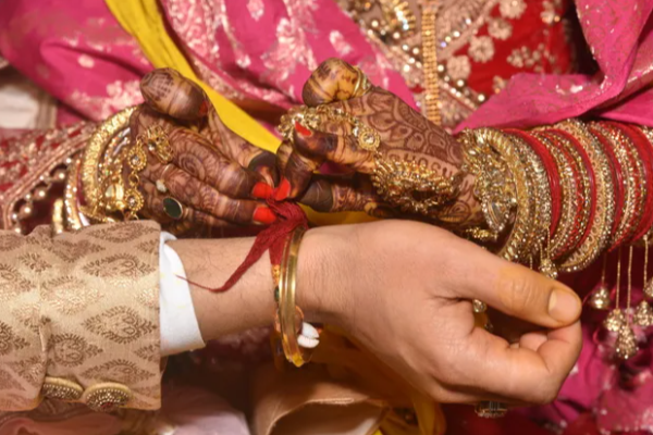 திருமணம் முடிந்த மறுநாள் மணப்பெண் எஸ்கேப்; தவிக்கும் மணமகன்கள்! | Bride Escapes The Day After Wedding Uttar Pradesh