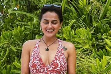 ஹோம்லியாக இருந்த விக்ரம் வேதா பட நடிகையா இப்படி.. பிகினியில் வெளியிட்ட ஸ்டில்கள்