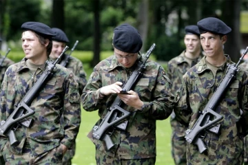 சுவிஸ் மக்கள் விரும்பி பயன்படுத்தும் சமூக ஊடகத்துக்கு தடை... இனி இராணுவத்தினர் இதைத்தான் பயன்படுத்தவேண்டுமாம்