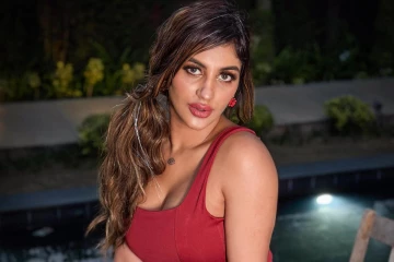 யாஷிகா ஆனந்த் ரெட் ஹாட் போட்டோஷூட்